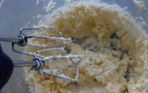 1. Этап. Торты на день рождения 11 лет: Опустите в глубокую емкость маргарин, ванильный сахар и обычный сахар (90 гр.), взбейте все миксером.