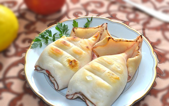 1. Этап. Фаршированный кальмар на гриле: Подавайте к столу. Приятного аппетита!