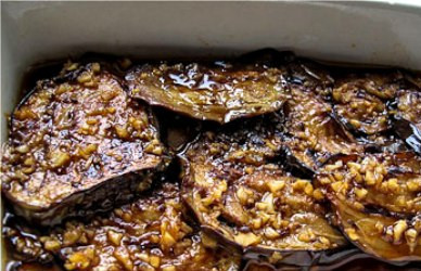 1. Этап. Баклажаны по-мароккански: В эту смесь перекладываем обжаренные баклажаны и прогреваем все на небольшом огне в течение 10 минут, при необходимости можете добавить немного соли. Потом снимаем сковороду с огня, а когда баклажаны остынут, перекладываем их в блюдо и ставим в холодильник на пол часика.