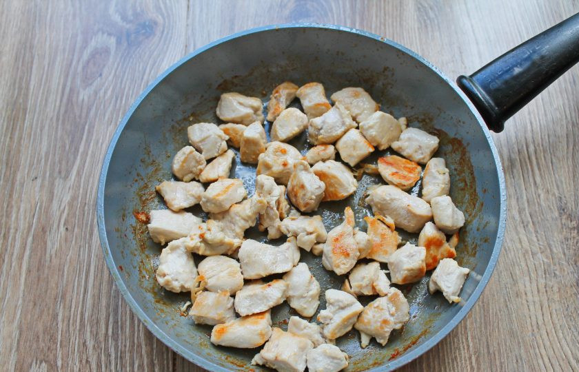 1. Этап. Куриное филе с черносливом: Обжарьте курицу на сильном огне до золотистого цвета примерно 5-7 минут.
