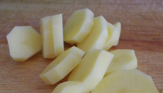 1. Этап. Мясо по-французски с курицей и картошкой: Картофель, морковь и лук очистите от кожуры и вымойте под струей холодной воды. Нарежьте картофель кружочками примерно 1 см. толщиной. Морковь натрите на крупной терке, а лук порежьте мелкими кубиками.