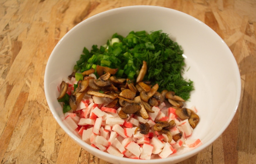 1. Этап. Диетический салат с крабовыми палочками: Шампиньоны обжарить на сковороде с добавлением растительного масла. Сами грибы добавить в салат.