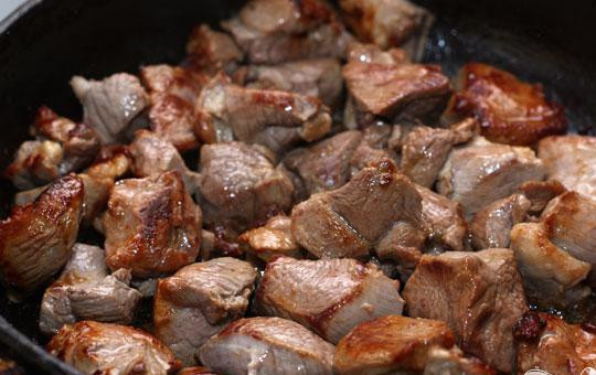 1. Этап. Баранина с кус-кусом: 3. После того, как мясо будет обжарено, его необходимо поперчить и посолить. Затем накрываем крышкой и убавляем огонь. Если есть необходимость, подливаем воду. Готовим 15-20 мин.