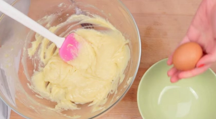 1. Этап. Чурросы с шоколадно-кофейным соусом: 2. Тесто должно получиться эластичным и хорошо отставать от стенок кастрюли. Остудите тесто примерно в течение 10 минут, затем по одному добавьте яйца, хорошо каждый раз перемешивая тесто до однородного состояния.