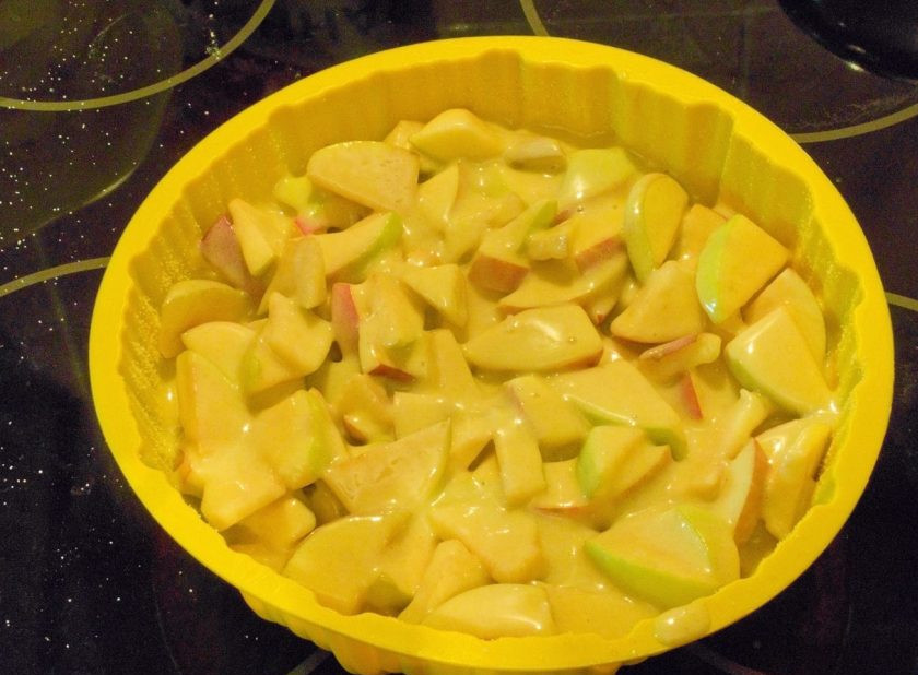 1. Этап. Пирог в силиконовой форме: Тесто ещё раз перемешайте. Влейте его поверх яблок.