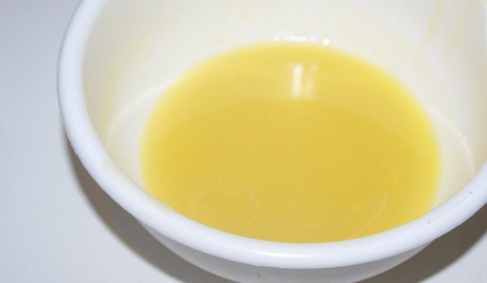 1. Этап. Генуэзский бисквит: Сливочное масло и белый шоколад растопите на паровой бане. Остудите.