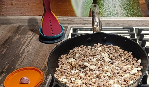 1. Этап. Чебуреки из индейки в рисовой бумаге: Зубчик чеснока почистить, измельчить, добавить в сковороду.