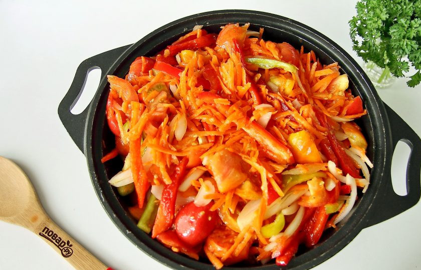 1. Этап. Лечо с петрушкой на зиму: Добавляем соль, сахар, масло и все перемешиваем. Доводим до кипения и тушим под крышкой на небольшом огне 30 минут.