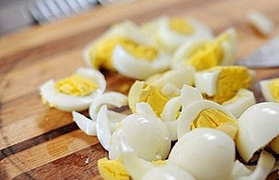 1. Этап. Крабовый салат с брокколи: Остудить и крупно нарубить.