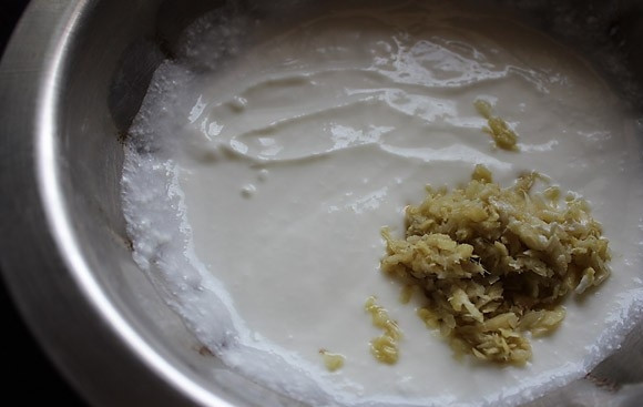 1. Этап. Закуска для пикника на природе: 2. Зубчик чеснока очищаю и выдавливаю через пресс, очищаю небольшой кусочек корня имбиря, натираю на мелкой терке. Нужна 1 чайная ложка имбирно-чесночной смеси, добавляю все в йогурт.