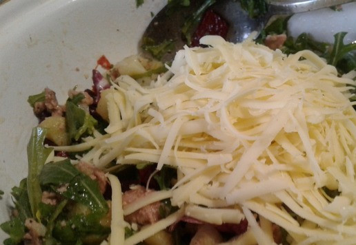 1. Этап. Салат Гурман из печени трески: Кусочек сыра натереть на крупной тёрке сюда же.