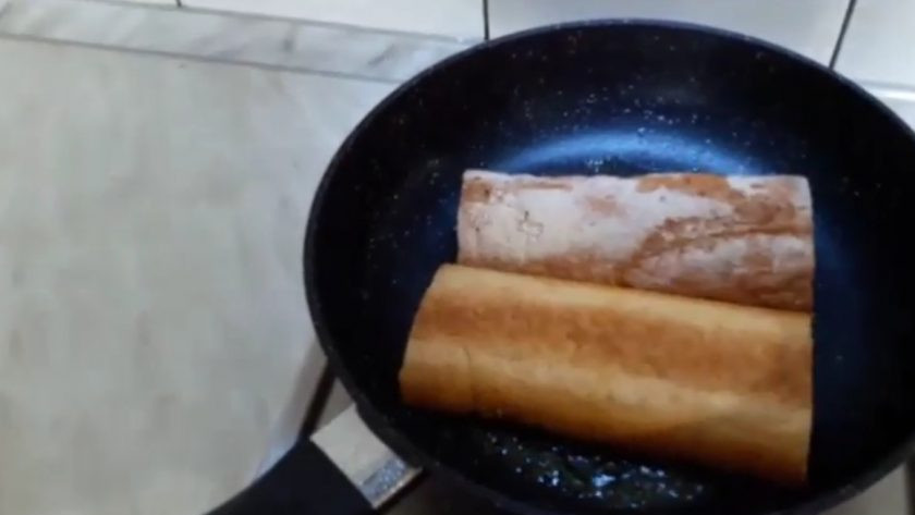 1. Этап. Сэндвич французский по-деревенски: 1. Обжарьте ломтики хлеба на оливковом масле со сливочным маслом.