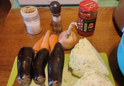 1. Этап. Жареная капуста с баклажанами и перцем: Подготавливаем все необходимые ингредиенты (на фото). Капусту очищаем от верхних листьев и кочерыжек.