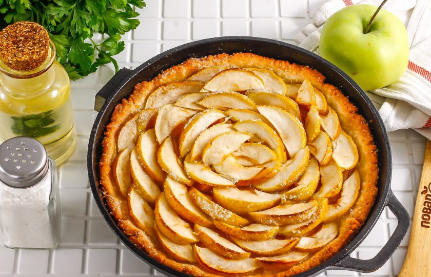 1. Этап. Песочный пирог с вареньем и яблоками: Готовность пирога определяйте по румяным бортикам. Главное, чтобы они не подгорели.