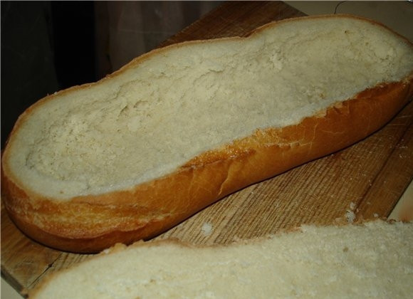 1. Этап. Фаршированный батон в духовке: 3. Батон аккуратно разрежьте, острым ножом извлеките мякоть.