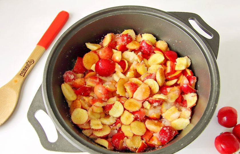 1. Этап. Джем из ранеток: Переложите нарезанные яблочки в подходящую емкость, добавьте воду и сахар.