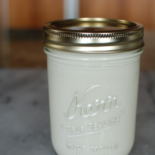 1. Этап. Крем-фреш: Закручиваем банку крышкой и оставляем на двое суток при комнатной температуре (если готовите летом, когда дома жарко - лучше найти более прохладное место, поскольку кисломолочный продукт может испортиться).