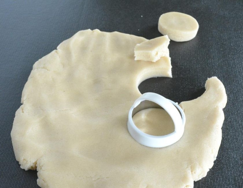 1. Этап. Индийское песочное печенье Нанхатаи: 6. Возьмите вырубку (можно использовать широкую рюмку) и вырежьте печенья.