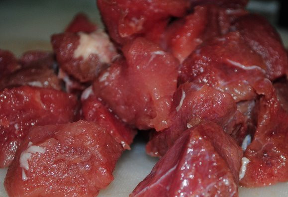 1. Этап. Гуляш по-чешски: Говядину моем, убираем пленки и нарезаем на небольшие кусочки.