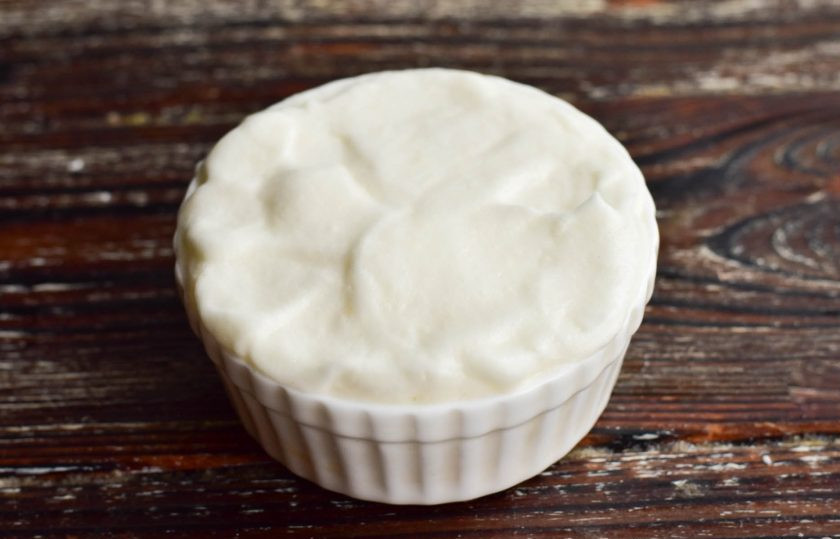 1. Этап. Медовое суфле: Выложите массу в подходящую форму для запекания.