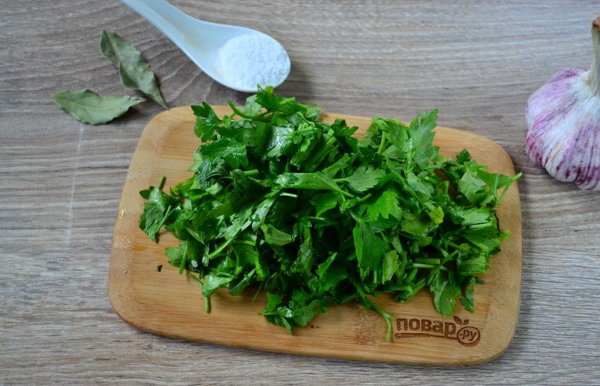 1. Этап. Маринованная петрушка: Нарежьте петрушку на полоски шириной 5-7 мм.