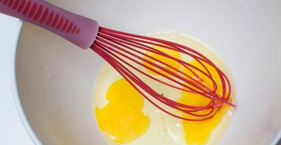 1. Этап. Королевский творожный пирог: 6. В отдельную мисочку вбейте 3 яйца.