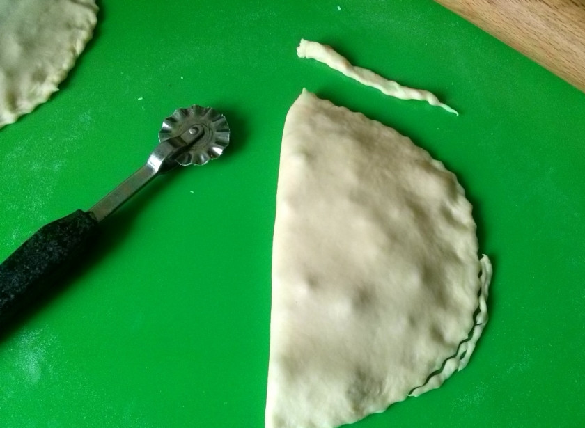 1. Этап. Ляваш: 7. Формируем ляваш, тщательно залепливая края. Для красоты можно пройтись по месту стыка специальным ножом для чебуреков.