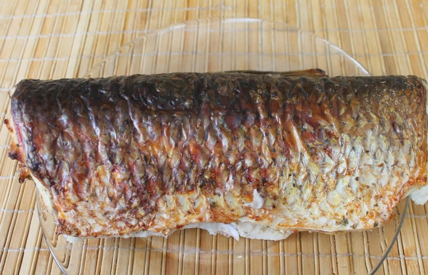 1. Этап. Рыба в кефире в духовке: Готовую рыбу достаем из духовки. Снимаем верхнюю часть рыбы и убираем кости.