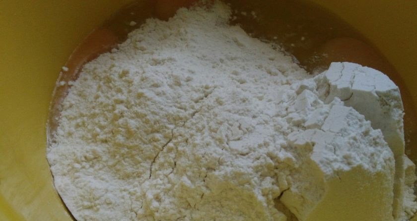 1. Этап. Песочное печенье мягкое: 2. Муку обязательно нужно просеять и добавить соду, гашенную уксусом. Все-таки я больше за соду, чем за разрыхлитель. Этот рецепт знаком многим хозяйкам как печенье через мясорубку. Только я не добавляю майонез для рыхлости, а больше сливочного масла.