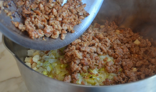 1. Этап. Итальянская запеканка из фарша: 6. Затем переместите его к сухарям.