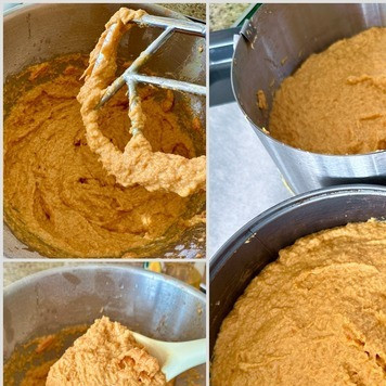 1. Этап. Торт морковный постный: Получилась такая масса, как густая сметана. На дно противня бумагу для выпечки. Слегка смазал растительным маслом внутренние стенки форм. Выложил массу в формы. Духовку на 180 градусов, на сорок минут, режим «нагрев верх низ».