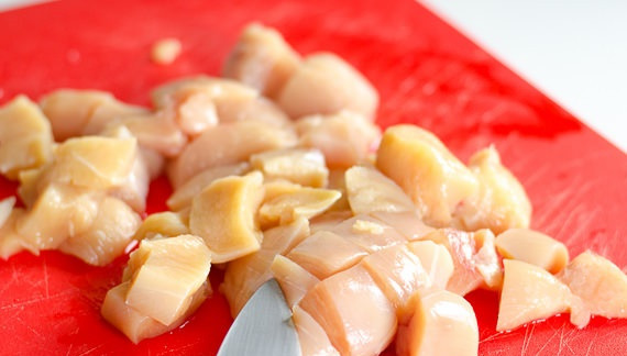 1. Этап. Курица в молочном соусе: 4. Далее рецепт приготовления курицы в молочном соусе переходит ко второму этапу. Грудку необходимо вымыть, просушить и нарезать небольшими кусочками. При желании можно использовать не только филе, но и любые другие части курицы.