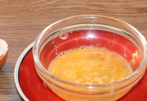 1. Этап. Шоколадное печенье с черешней на сгущенке: 2. Взбиваем куриное яйцо с солью.