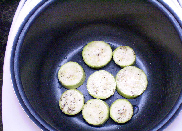 1. Этап. Жареные кабачки в мультиварке: 3. Включаем мультиварку на максимальный режим, в различным моделях он может по-разному называться, у меня это режим 