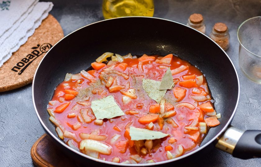 1. Этап. Соус для котлет: Добавьте к овощам томат, всыпьте соль и перец по вкусу, после добавьте лавровый лист.