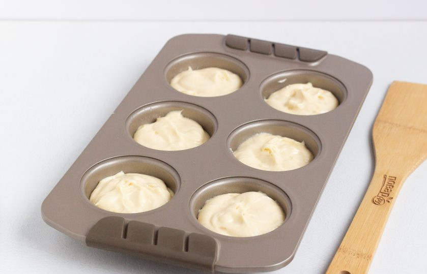 1. Этап. Лимонные кексики Розовые свинки: Формы смажьте растительным маслом, на 2/3 объема формы выложите тесто. У меня получилось 14 кексов. Поставьте запекаться при температуре 180 градусов на 25-30 минут.