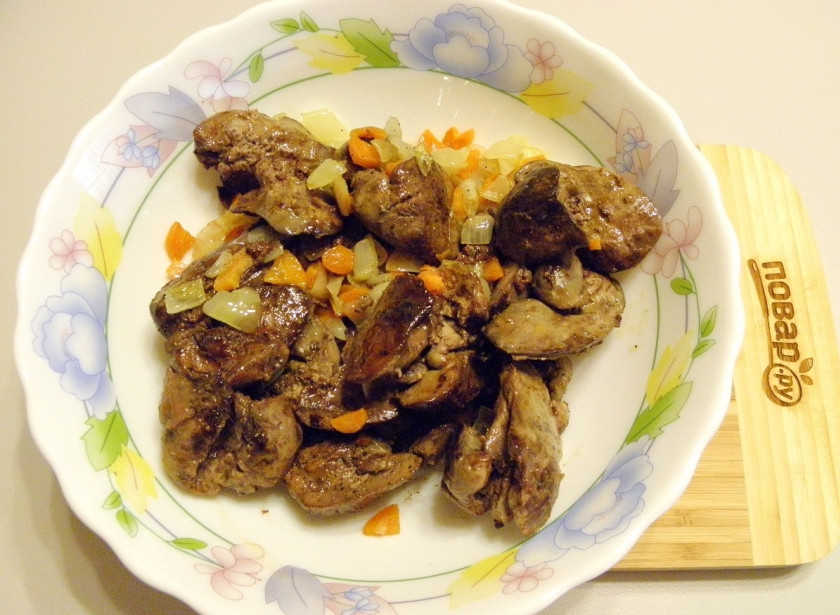 1. Этап. Печеночный паштет классический: Соедините печень с овощами, посолите, поперчите и добавьте пару щепоток мускатного ореха. Перекрутите через мясорубку два-три раза печень с овощами, пока паштет не станет однородным.