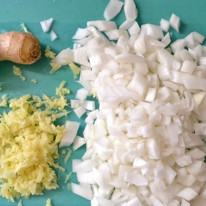 1. Этап. Мясо по-мароккански: Пока говядина жарится, нужно очистить и крупно нарезать лук, а также натереть на терке немного свежего корня имбиря.