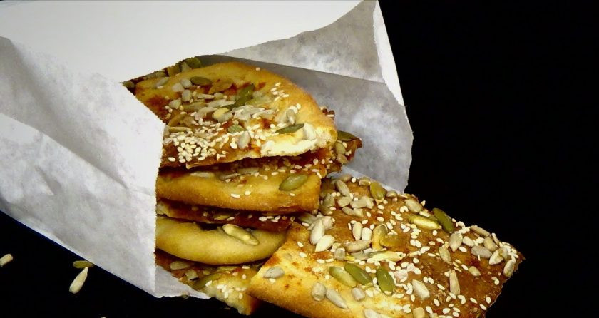 1. Этап. Лаваш-крекер: 5. Перенесите лаваш на противень и отправьте в разогретую до 180 градусов духовку на 20 минут. Приятного аппетита!