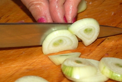 1. Этап. Греческий салат с моцареллой: Лук почистить и нашинковать полукольцами. Слишком горький можно обдать кипятком.