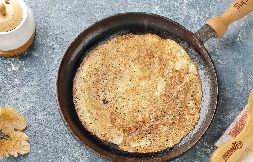 1. Этап. Рисовые блинчики: Разогрейте сковороду. Смажьте маслом. Жарьте блины обычным способом с двух сторон до золотистого цвета.