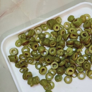 1. Этап. Курица в томатном соусе с оливками: Оливки нарезать кружочками. Болгарский перец нарезать соломкой.