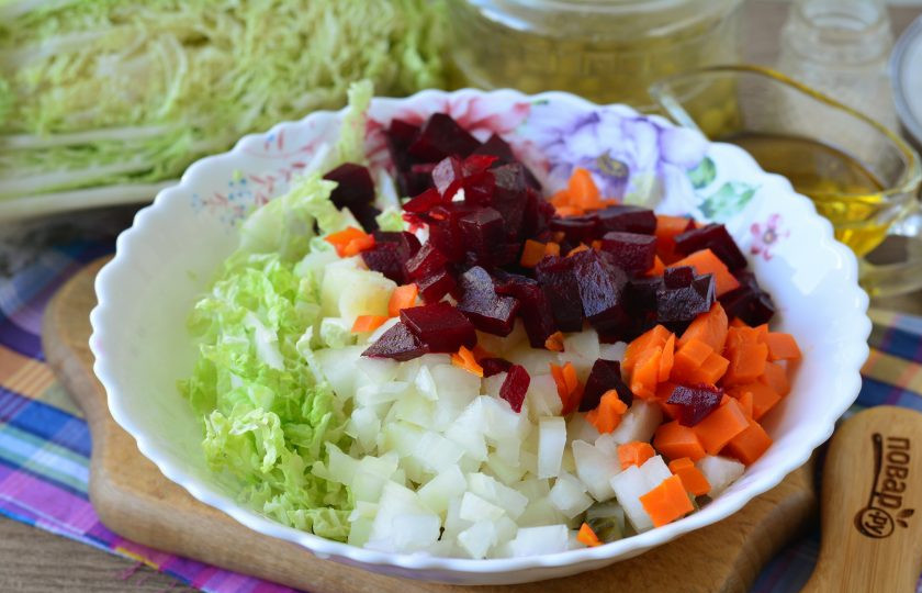 1. Этап. Винегрет с пекинской капустой: Смешайте все нарезанные компоненты в миске.