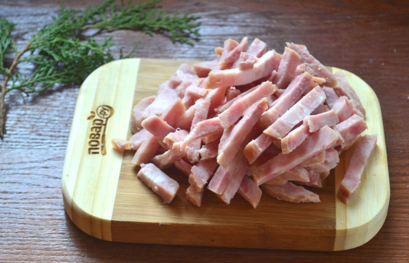 1. Этап. Пирог с начинкой из сыра и ветчины: Ветчину порежьте соломкой. Тоже сильно не мельчите, она должна хорошо чувствоваться в готовом пироге.