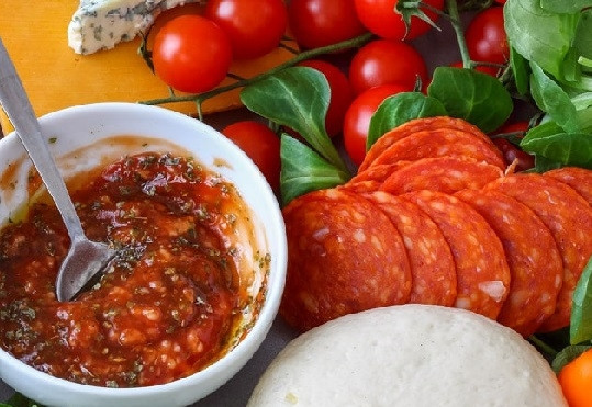 1. Этап. Пицца для любимых: 1. Подготовьте тесто и все ингредиенты, которые будете использовать для начинки. Духовку разогрейте до 200 градусов.