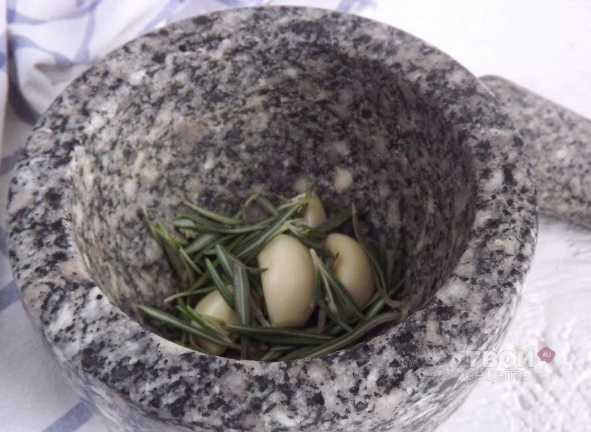 1. Этап. Шампиньоны на гриле: Чеснок почистить, положить в ступку, туда же добавить немного крупной соли и розмарин. Растереть до состояния пюре.