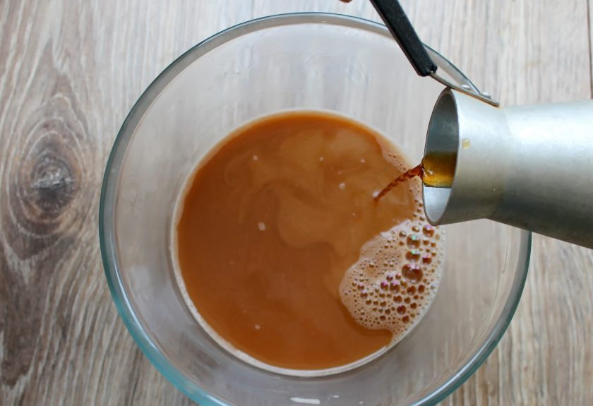 1. Этап. Кофе Сникерс: Сварите в турке или кофемашине кофе, процедите и влейте в чашу, перемешайте.