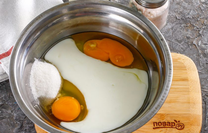 1. Этап. Блины с ананасом: Куриные яйца вбейте в глубокую емкость, влейте кефир любой жирности, всыпьте соль и сахар. Влейте воду и взбейте все в течение 1-2 минут.