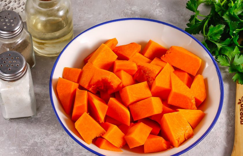 1. Этап. Тыква запеченная с базиликом: Часть тыквы очистите от кожуры и промойте в воде. Нарежьте порционными кубиками или брусочками.