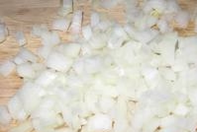 1. Этап. Картошка с грибами в мультиварке: Лук очистить от кожуры, помыть и нарезать на небольшие кубики.